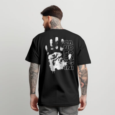 Handprint auf schwarzem T-Shirt